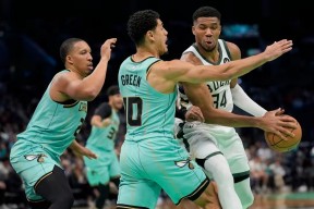 开云-雄鹿队核心受伤，队友联手助球队赢得比赛(雄鹿队核心受伤,队友联手助球队赢得比赛怎么办)